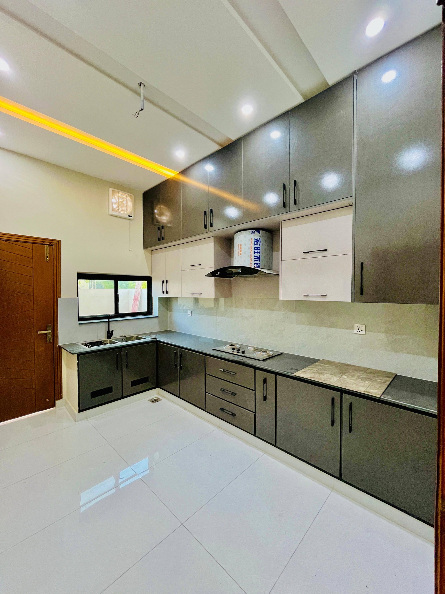 663205546_122276325860087730_777926321387029485_n